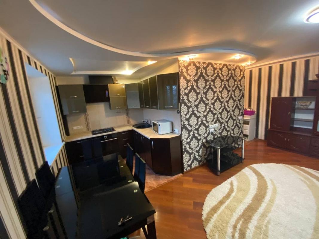 Long term rent 3 bedroom-(s) apartment Derevyanka Street 4