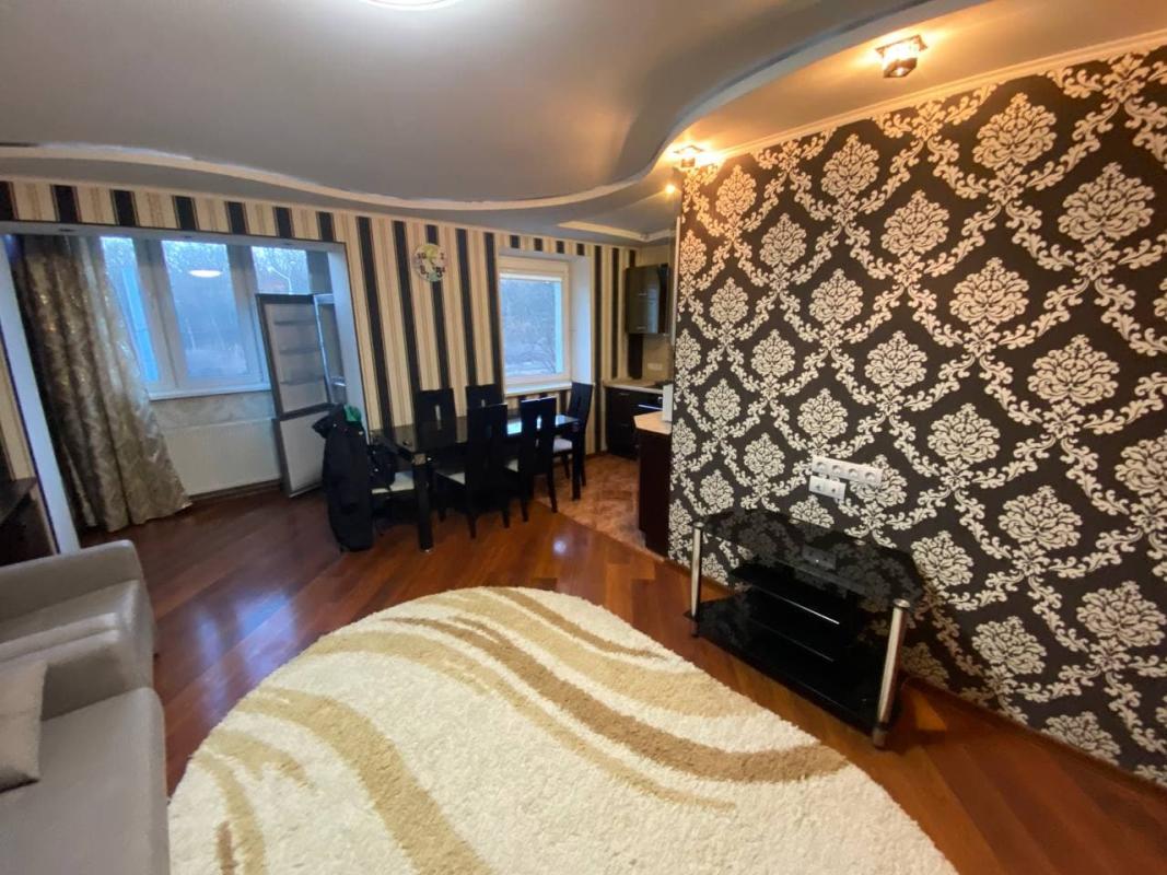 Long term rent 3 bedroom-(s) apartment Derevyanka Street 4