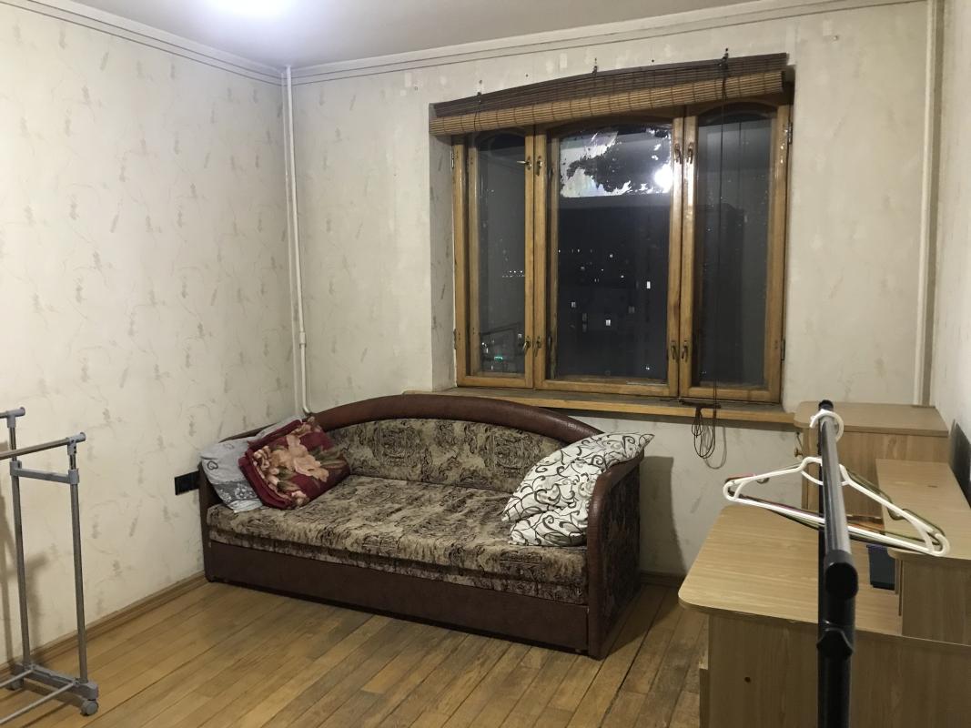 Long term rent 3 bedroom-(s) apartment Vernadskoho Street 1