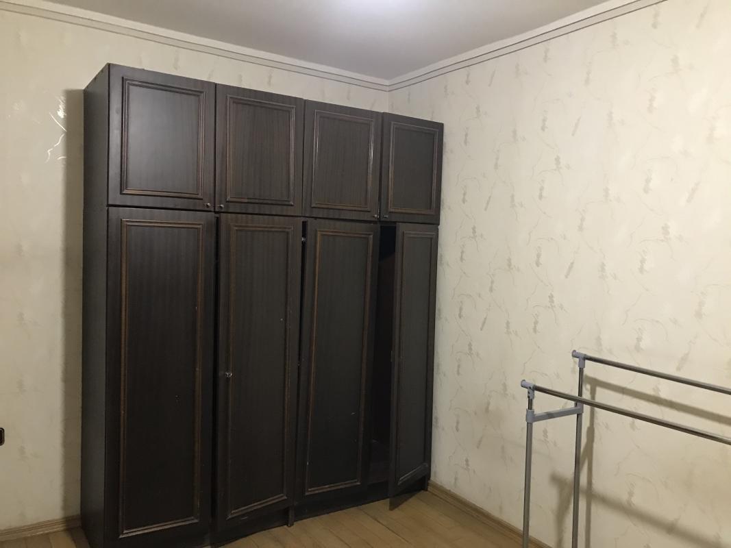 Long term rent 3 bedroom-(s) apartment Vernadskoho Street 1