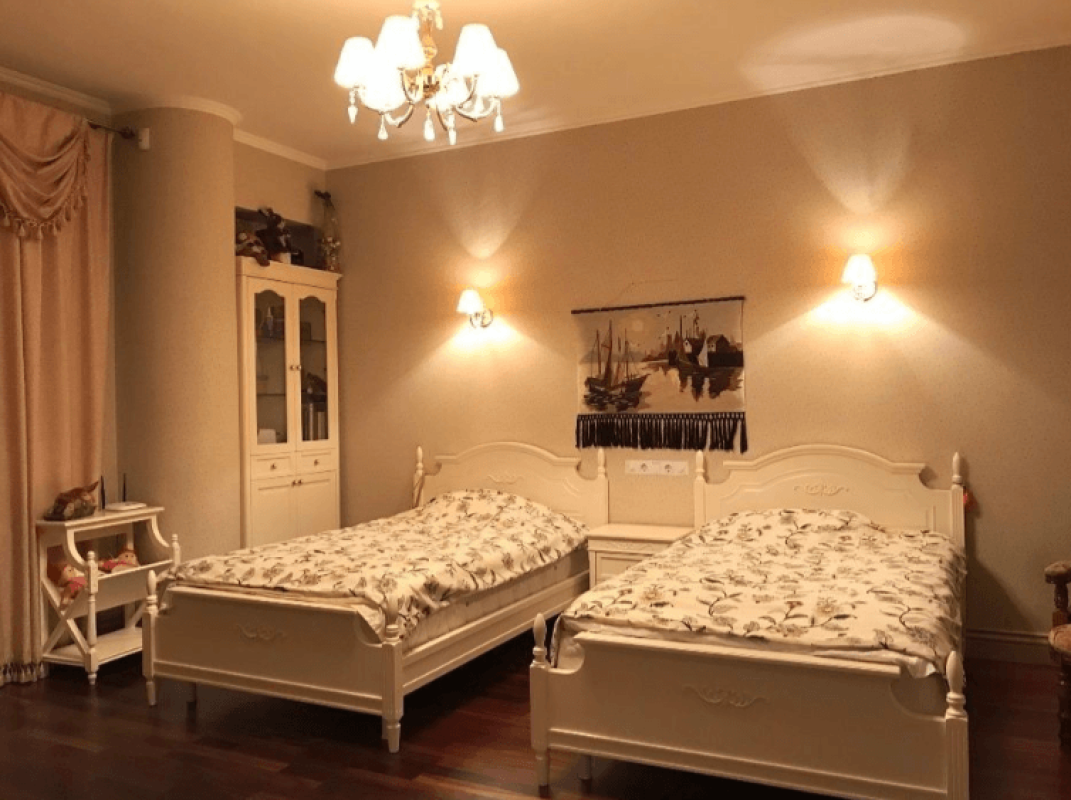 Продажа 3 комнатной квартиры 107 кв. м, Гвардейцев-Широнинцев ул. 33