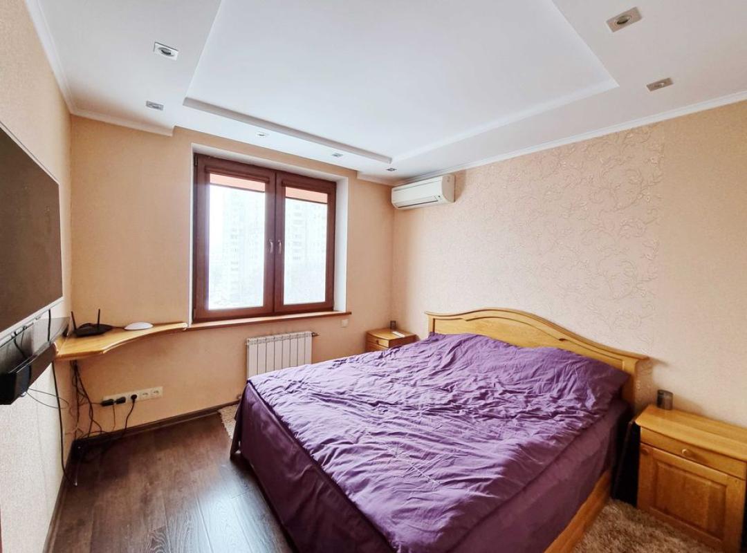 Sale 2 bedroom-(s) apartment 47 sq. m., Novhorodska Street 10