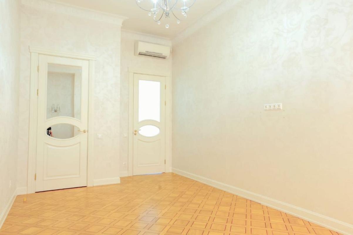 Продаж 3 кімнатної квартири 132 кв. м, Банний пров. 1