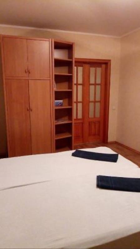 Long term rent 3 bedroom-(s) apartment Druzhby Narodiv Street 204