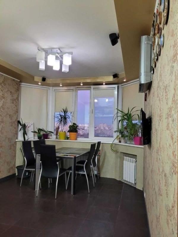 Продаж 2 кімнатної квартири 81 кв. м, Академіка Павлова вул. 142б