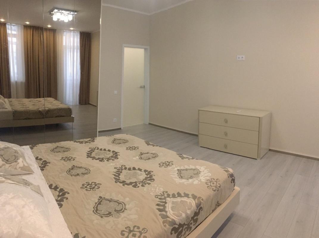 Продаж 3 кімнатної квартири 110 кв. м, Петра Болбочана вул. (Клапцова) 52