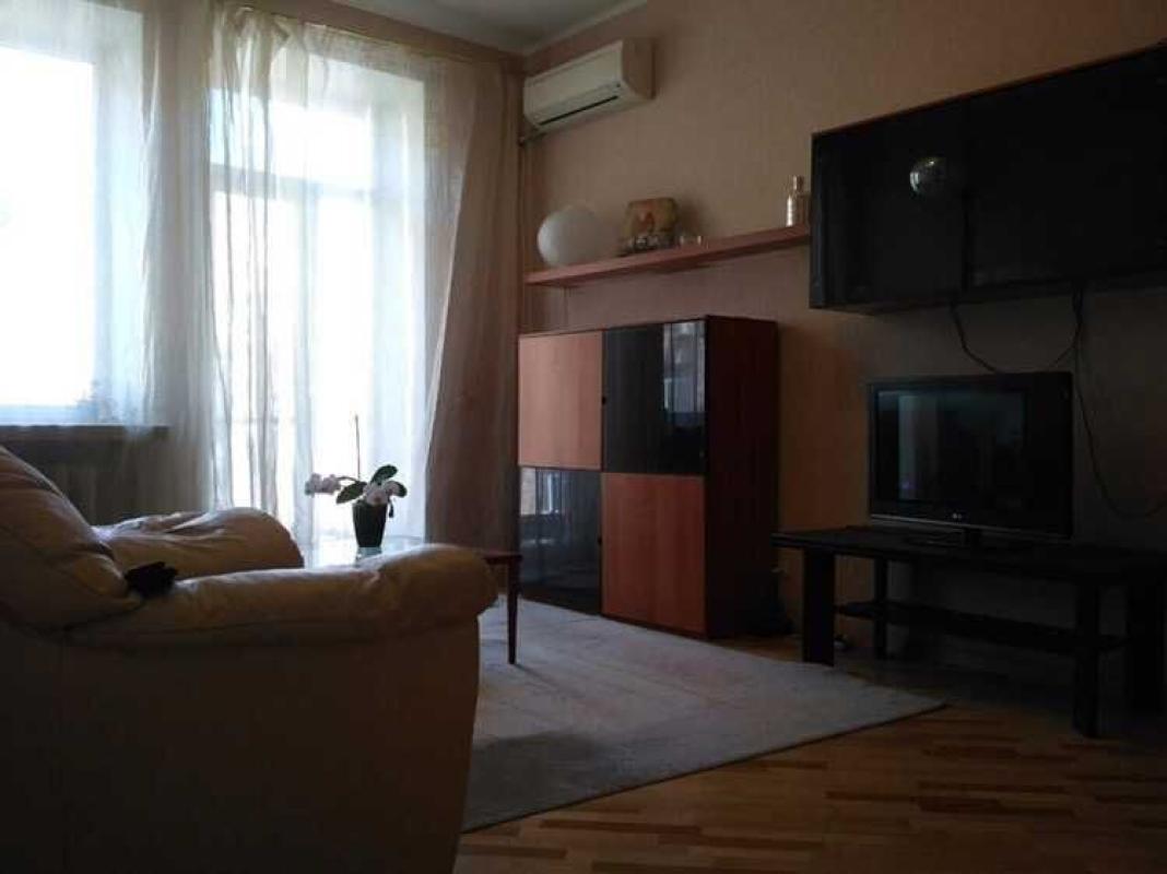 Long term rent 3 bedroom-(s) apartment Svobody Street 12/16