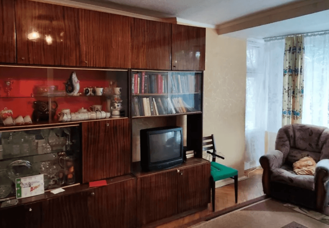 Long term rent 3 bedroom-(s) apartment Novhorodska Street 6