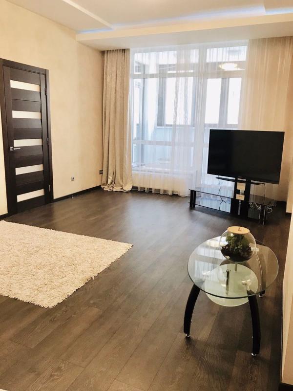 Long term rent 3 bedroom-(s) apartment Andriia Verkhohliada Street (Mykhaila Drahomyrova Street) 12
