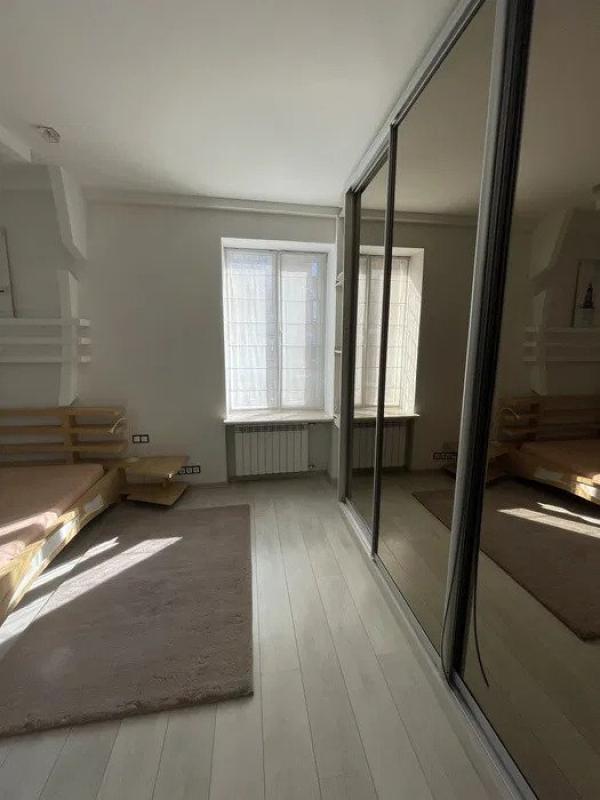 Long term rent 2 bedroom-(s) apartment Yevhena Hutsala Lane (Kutuzova Lane) 1/3