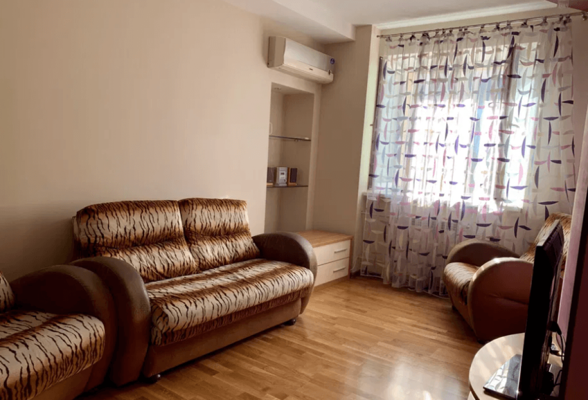 Long term rent 2 bedroom-(s) apartment Pidhirna Street 3