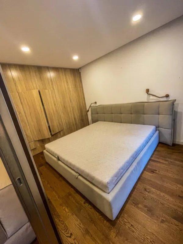 Long term rent 3 bedroom-(s) apartment Pecherskyi Descent 17