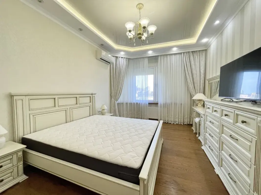 Long term rent 3 bedroom-(s) apartment Yevhena Konovaltsia Street (Schorsa Street)