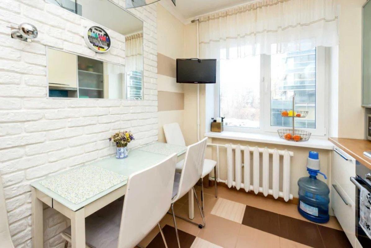 Long term rent 3 bedroom-(s) apartment Mechnykova Street 18а