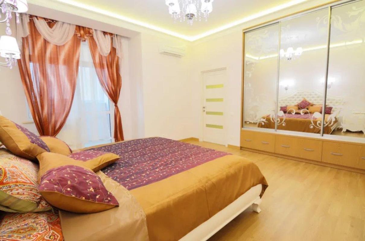 Long term rent 3 bedroom-(s) apartment Hoholivska Street