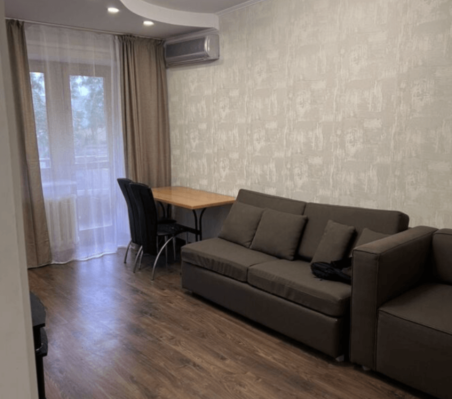 Long term rent 3 bedroom-(s) apartment Lesi Ukrainky Boulevard 10а