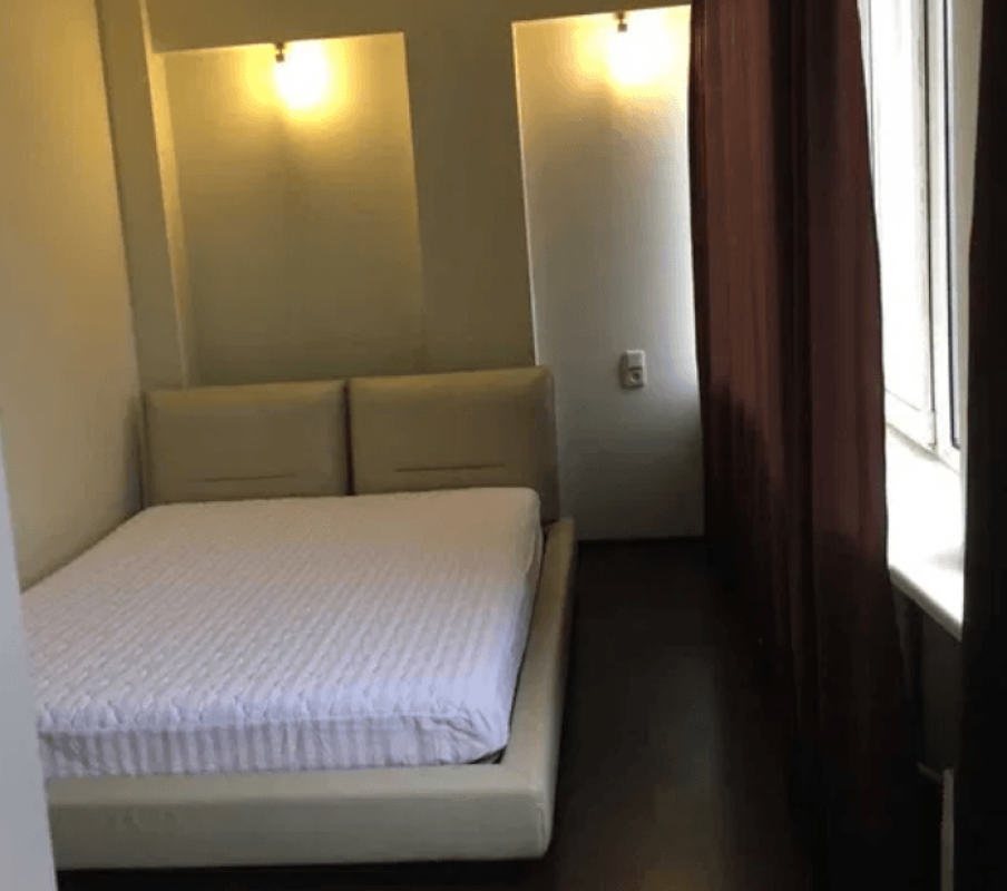 Long term rent 3 bedroom-(s) apartment Volodymyrska Street 51/53