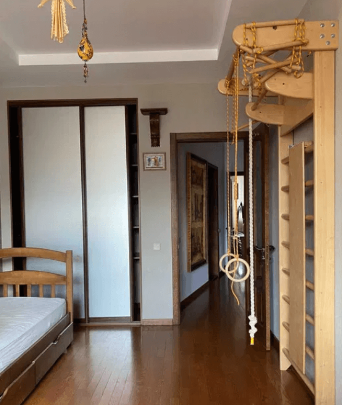 Long term rent 3 bedroom-(s) apartment Yevhena Konovaltsia Street (Schorsa Street) 32б