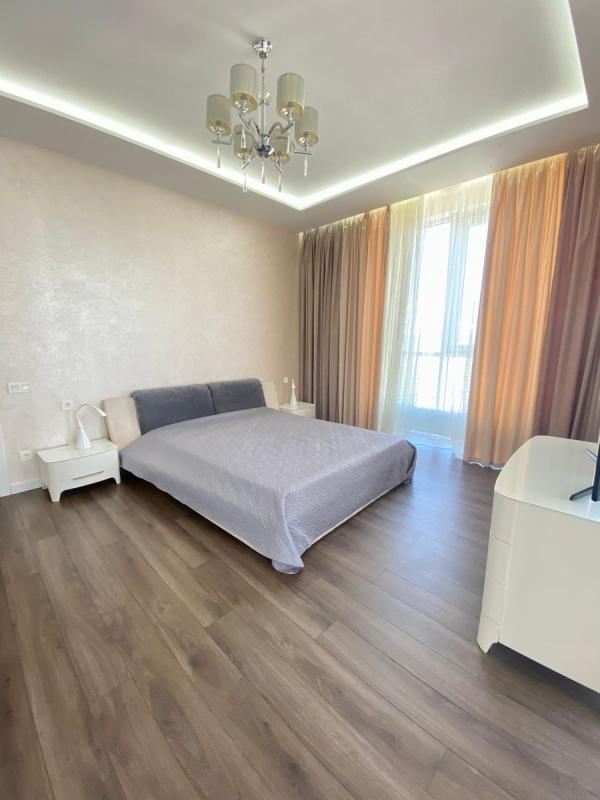 Long term rent 3 bedroom-(s) apartment Andriia Verkhohliada Street (Mykhaila Drahomyrova Street) 11