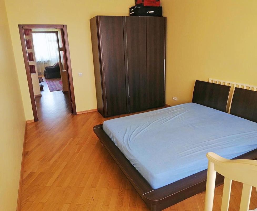Long term rent 3 bedroom-(s) apartment Knyaziv Ostrozkykh street (Moskovska Street) 46/2