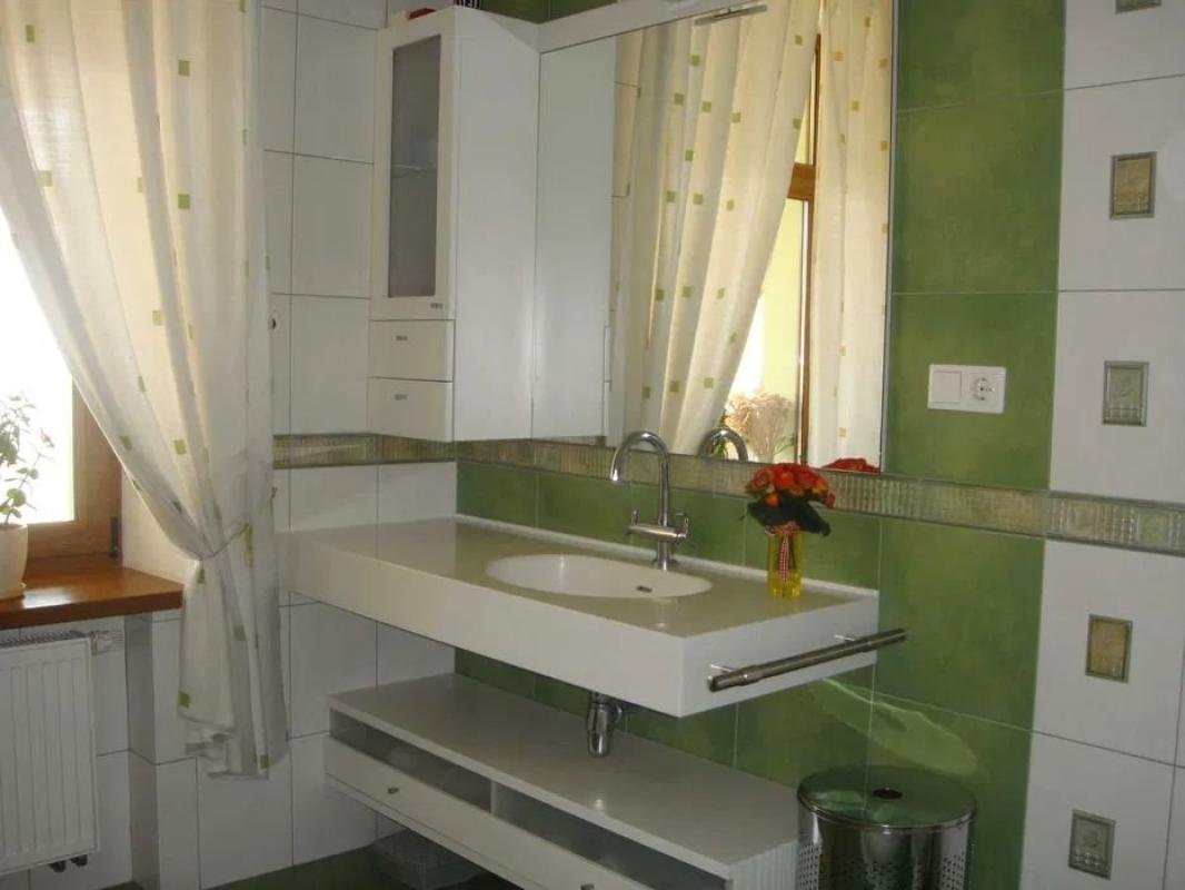 Long term rent 3 bedroom-(s) apartment Mykhaila Hrushevskoho Street 34/1