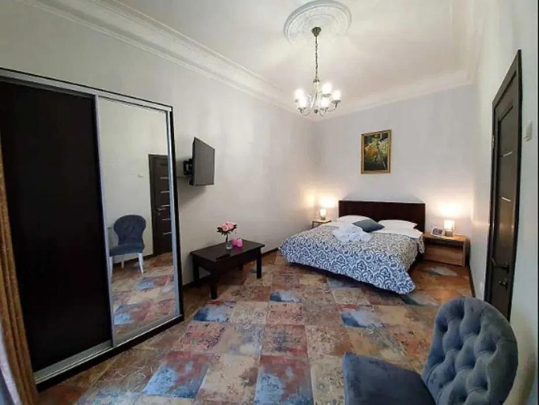 Long term rent 3 bedroom-(s) apartment Sofiivska Street 1/2