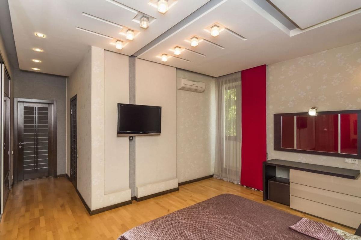 Long term rent 4 bedroom-(s) apartment Romen Rollana Street 15