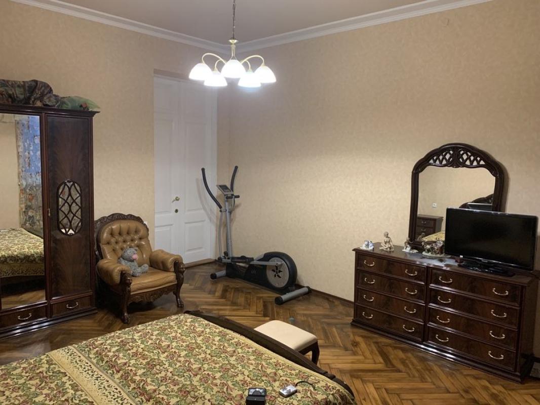 Продаж 4 кімнатної квартири 100 кв. м, Чоботарська вул. 45