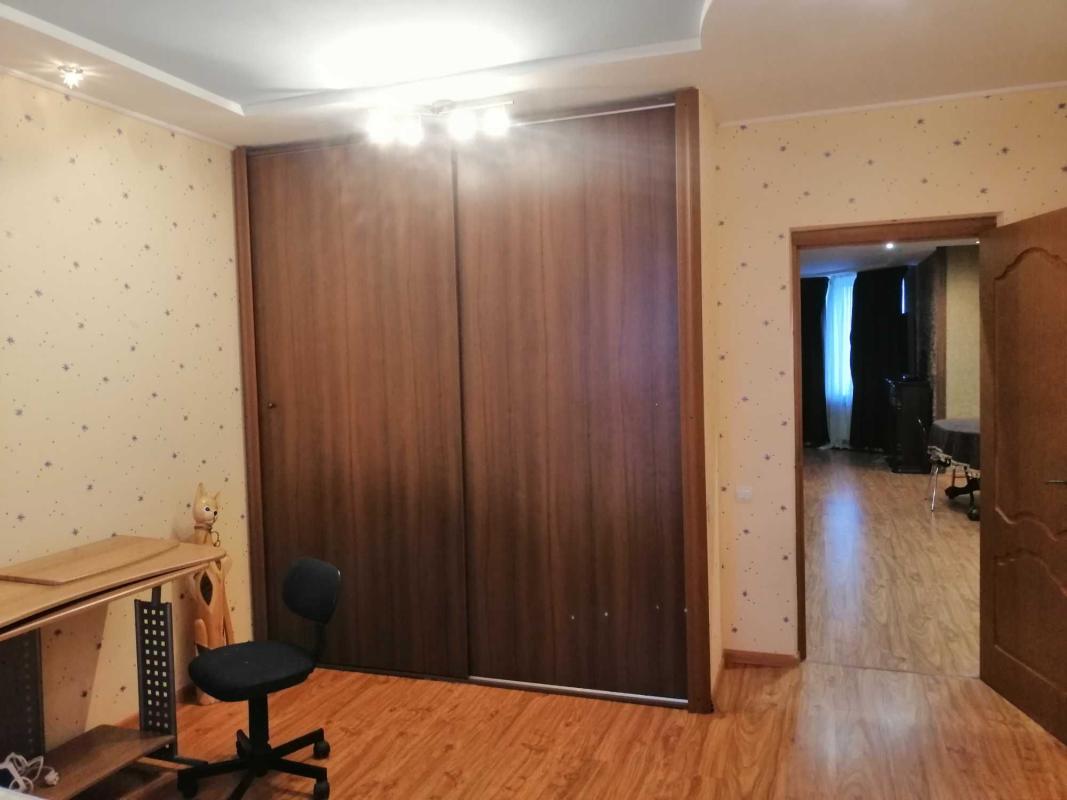Довгострокова оренда 3 кімнатної квартири Здолбунівська вул. 9б