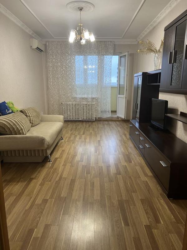 Long term rent 3 bedroom-(s) apartment Urlivska Street 36