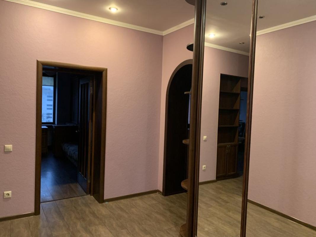 Long term rent 3 bedroom-(s) apartment Mykhaila Hrushevskoho Street 34а
