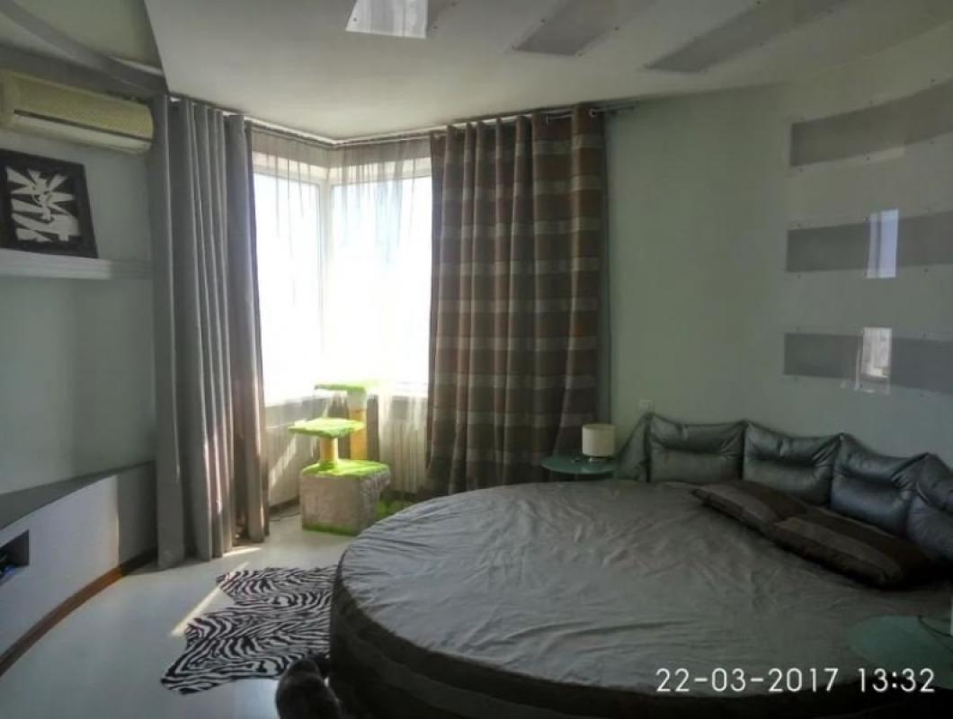 Long term rent 3 bedroom-(s) apartment Urlivska Street 4а