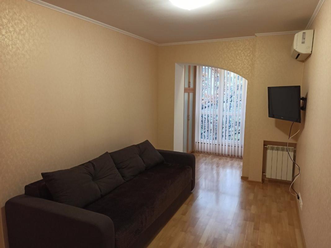 Long term rent 2 bedroom-(s) apartment Andriia Verkhohliada Street (Mykhaila Drahomyrova Street) 6б