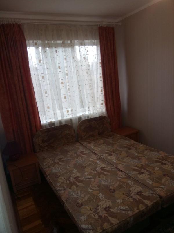 Long term rent 3 bedroom-(s) apartment Derevyanka Street 16