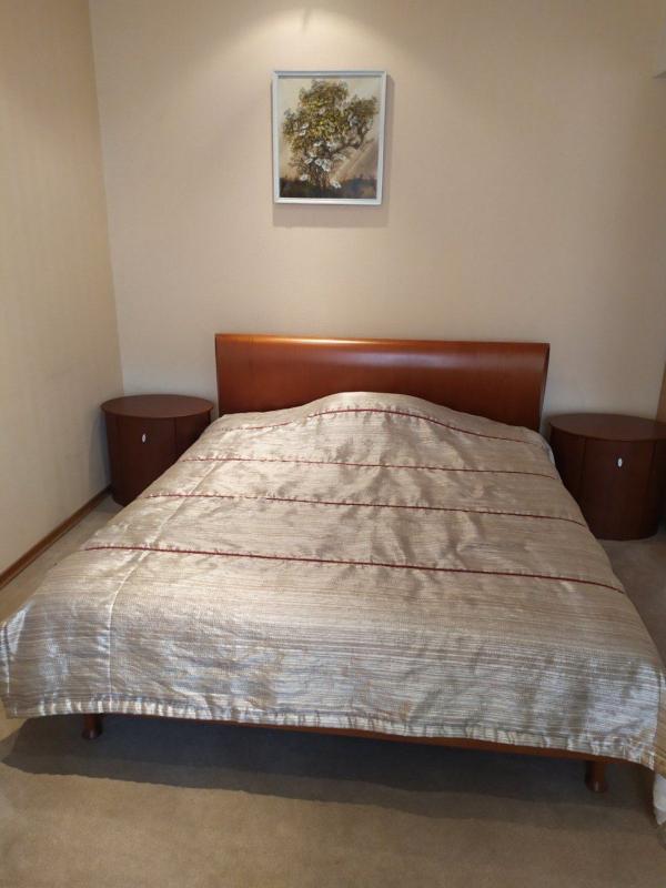 Long term rent 1 bedroom-(s) apartment Konstytutsiyi Square 2/2