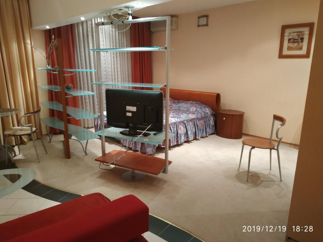 Long term rent 1 bedroom-(s) apartment Konstytutsiyi Square 2/2