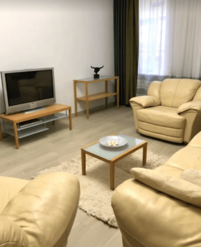 Long term rent 3 bedroom-(s) apartment Rymarska Street 23а