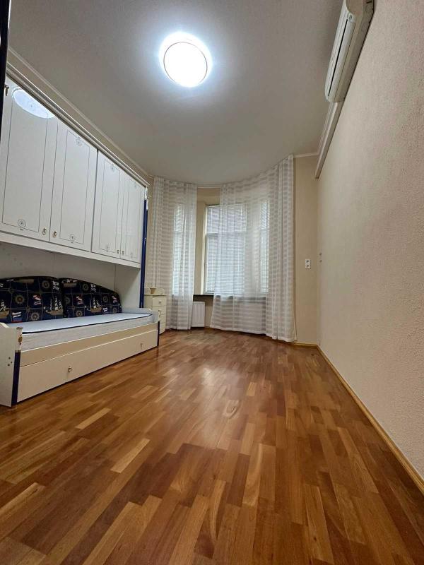 Продаж 3 кімнатної квартири 142 кв. м, Свободи вул. (Иванова) 24