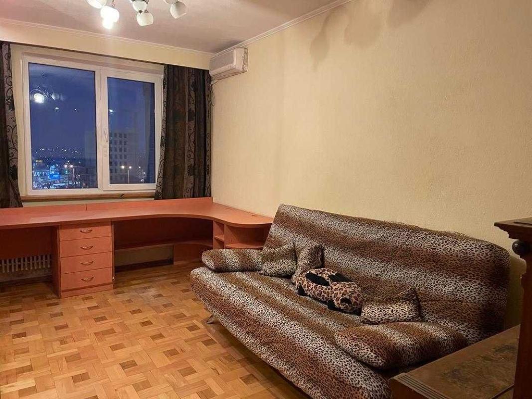 Долгосрочная аренда 3 комнатной квартиры Матюшенко ул. 3