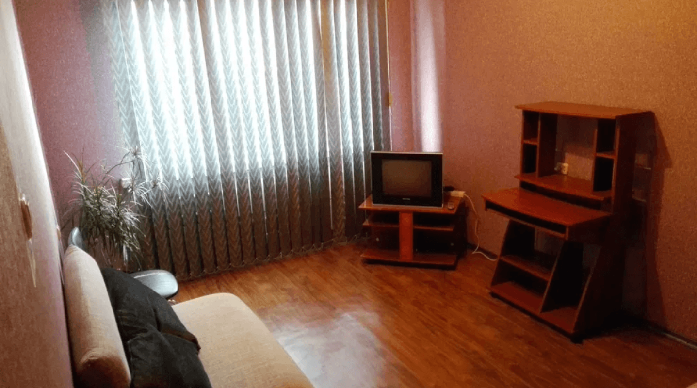 Long term rent 3 bedroom-(s) apartment Akademika Pavlova Street 134б