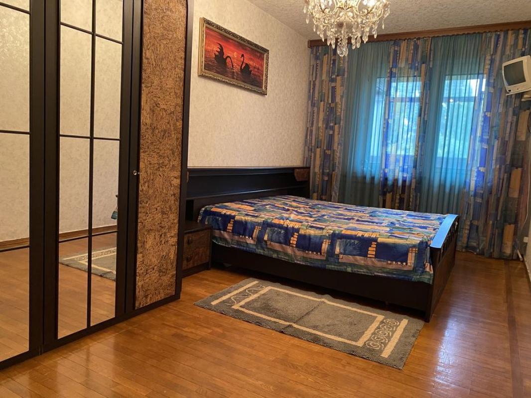 Long term rent 3 bedroom-(s) apartment Heroiv Pratsi Street 12г