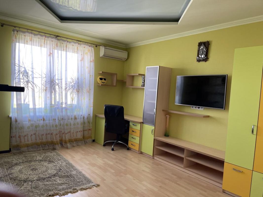 Продаж 3 кімнатної квартири 94 кв. м, Тракторобудівників просп. 103б