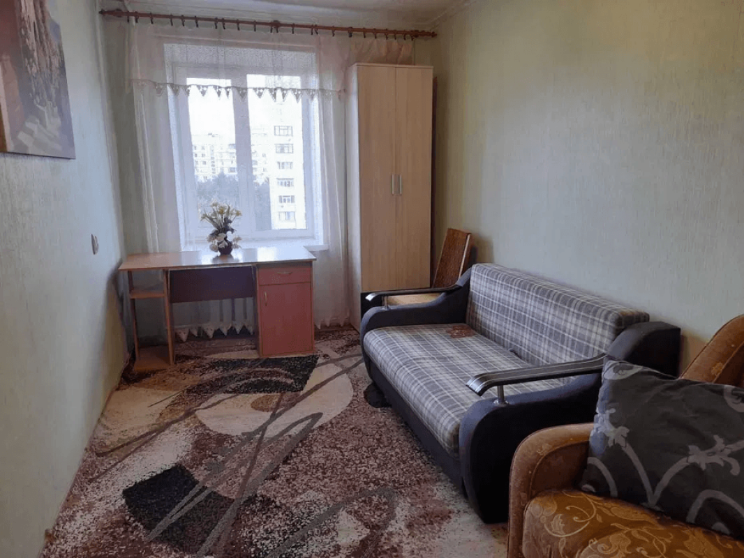 Продаж 3 кімнатної квартири 61 кв. м, Новгородська вул. 4а