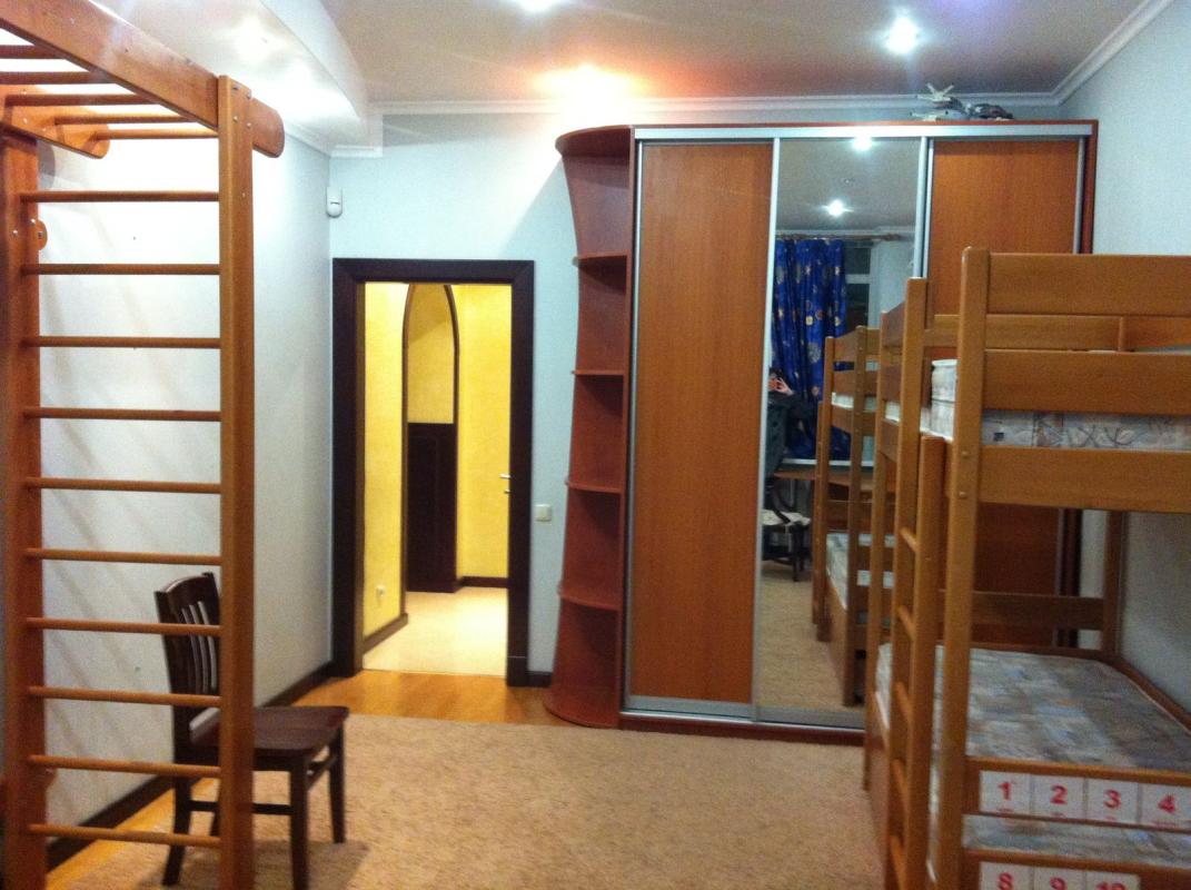 Long term rent 4 bedroom-(s) apartment Volodymyra Ivasiuka Avenue (Heroiv Stalinhrada Avenue) 10А