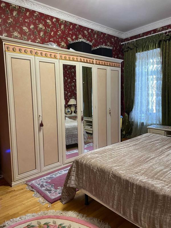 Long term rent 4 bedroom-(s) apartment Volodymyrska Street 37