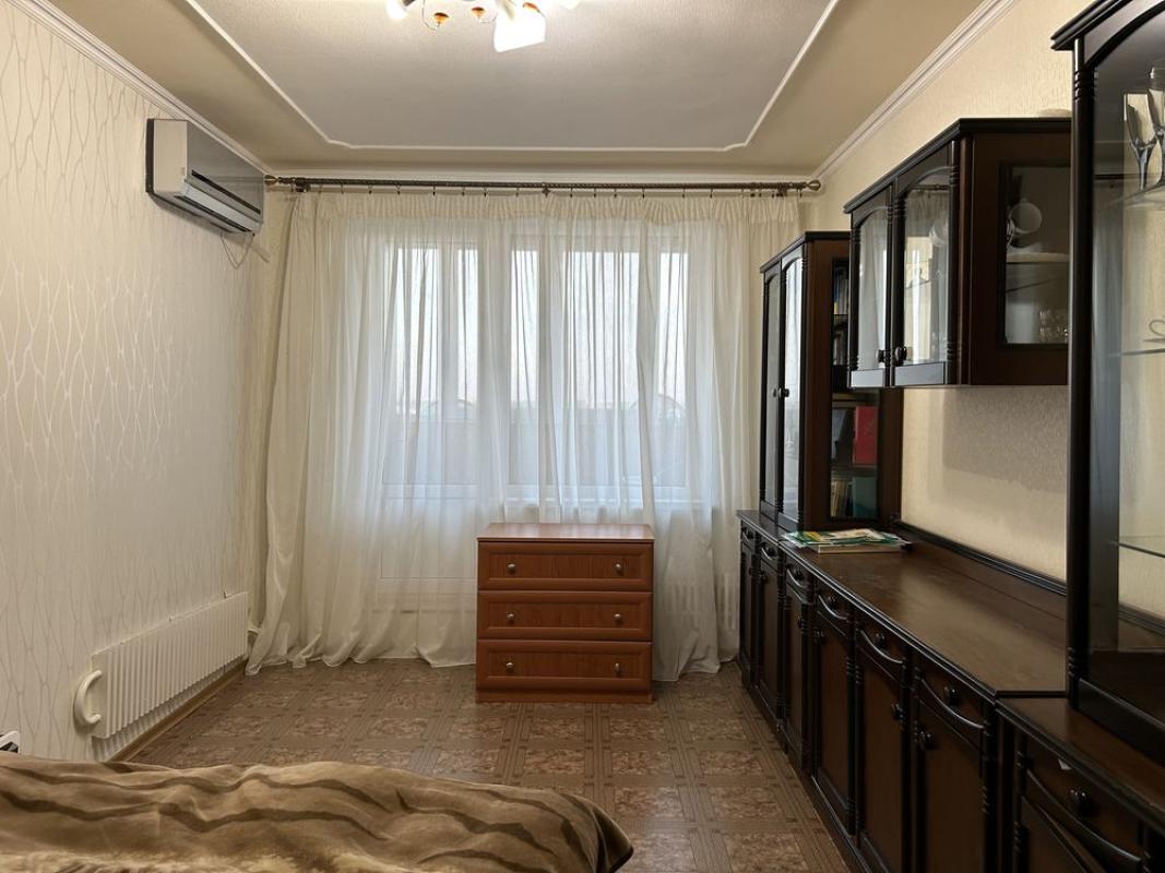 Продаж 3 кімнатної квартири 65 кв. м, Амосова вул. 40
