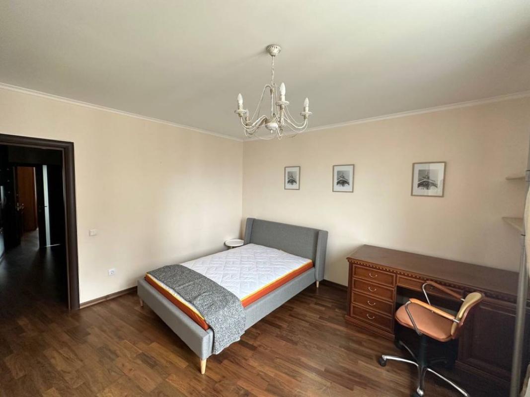 Long term rent 3 bedroom-(s) apartment Urlivska Street 11А