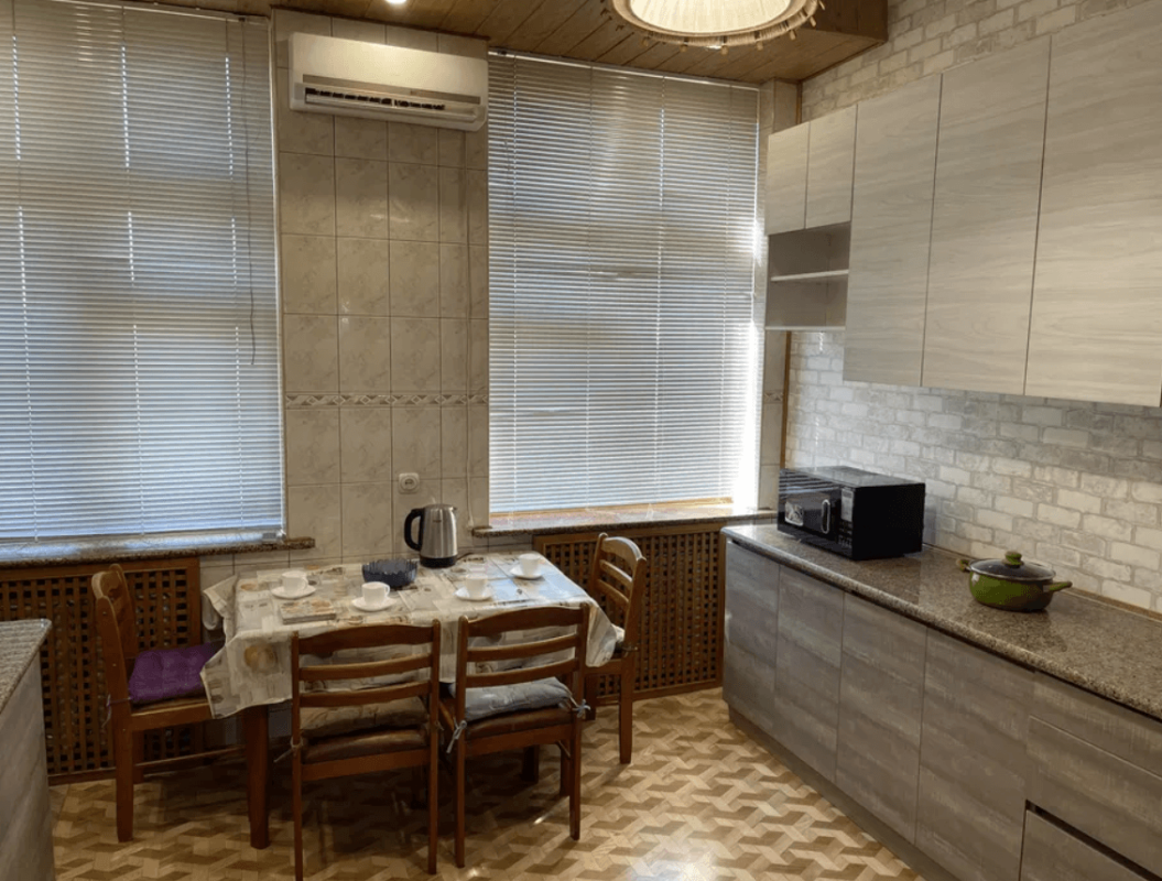 Long term rent 3 bedroom-(s) apartment Nezalezhnosti avenue (Pravdy Avenue) 7 (п24-п26)