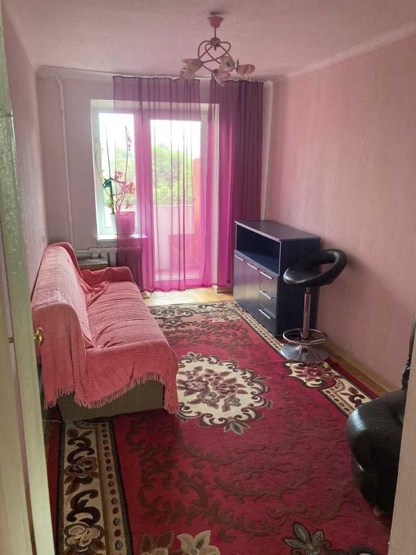 Long term rent 3 bedroom-(s) apartment Novhorodska Street 4