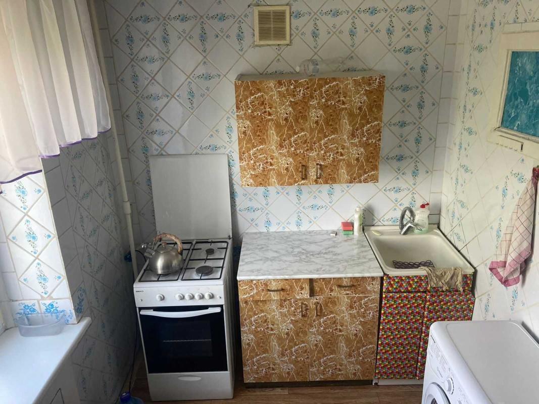 Long term rent 3 bedroom-(s) apartment Novhorodska Street 4